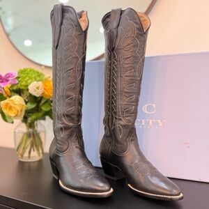 Black Heeled Boots with Sleek Design and Moderate Heel